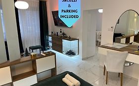 La Luna Premium Deluxe Apartment With Pool & Jacuzzi, Bikes And Secured Parking